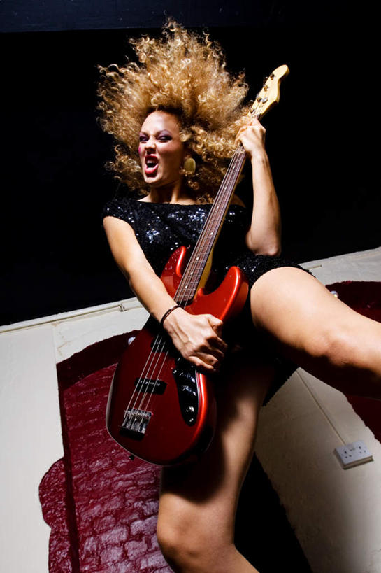 西方人,头发,一个人,跳,抱,竖图,室内,白天,仰视,化妆,欧洲,欧洲人,仅一个年轻女性,仅一个女性,仅一个人,半空,弹奏,抱着,蓬松,搂着,疯狂,疏松,年轻女性,女人,女性,白种人,卷发,搂,跳跃,半身,彩图,低角度拍摄