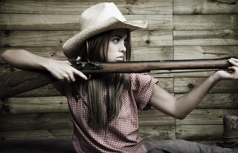 西方人,一个人,站,竖图,室外,白天,正面,帽子,欧洲,欧洲人,仅一个年轻女性,仅一个女性,仅一个人,一把,握,服装,枪,拿,拿着,注视,休闲装,衣服,红色,观察,看,站着,休闲,休闲服,牛仔帽,握着,服饰,观看,察看,关注,对准,瞄准,一顶,年轻女性,女人,女性,白种人,站立,半身,彩图