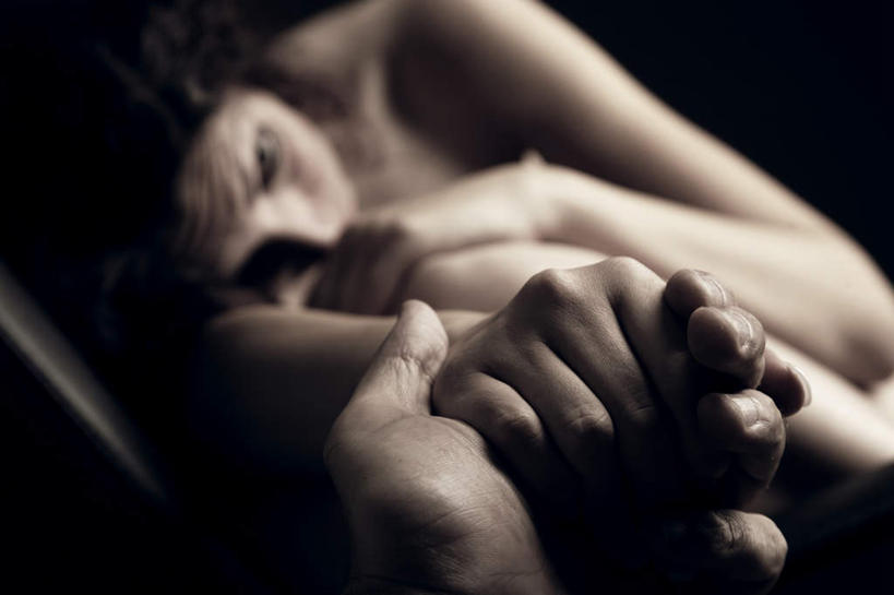 西方人,两个人,伙伴,朋友,躺,握手,横图,室内,白天,正面,友谊,欧洲,欧洲人,黑色背景,摄影,影棚,失望,绝望,友情,男人,男性,年轻男性,年轻女性,女人,女性,白种人,搀手,拉手,手搀手,手拉手,手牵手,手握手,躺着,半身,彩图,影棚拍摄,拍摄