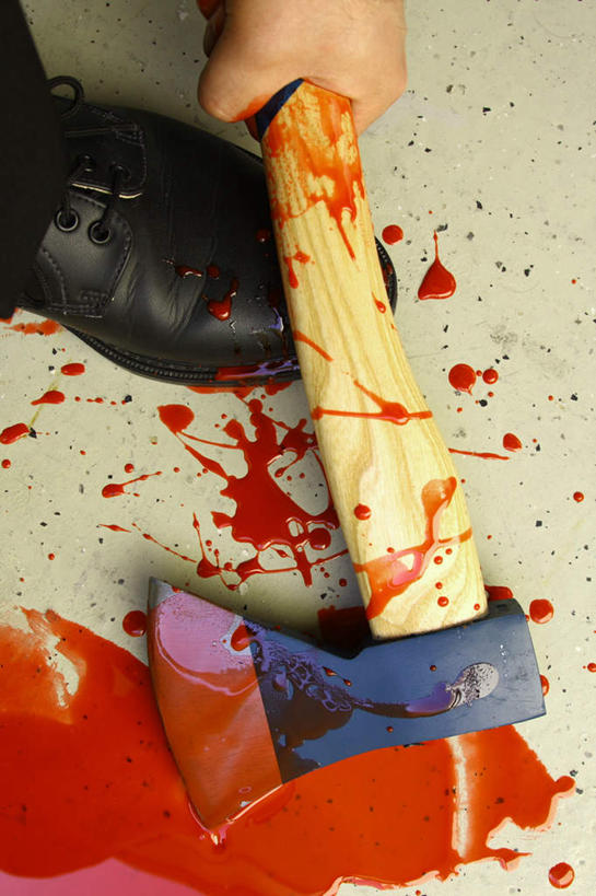 西方人,一个人,站,竖图,俯视,室内,白天,鞋,地板,鞋子,欧洲,欧洲人,仅一个男性,仅一个人,一把,握,工具,皮革,地面,拿,拿着,木地板,仅一个年轻男性,黑色,站着,血液,握着,犯罪,犯法,恐怖,斧头,可怕,斧子,可骇,恐惧,男人,男性,年轻男性,白种人,站立,半身,彩图,高角度拍摄,皮鞋