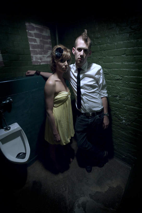 西方人,两个人,家庭,夫妻,站,竖图,室内,夜晚,正面,爱情,聚会,奢侈,夜生活,欧洲,欧洲人,阴影,光线,影子,灯光,浪漫,注视,娱乐,观察,看,站着,休闲,温暖,温馨,一家人,恩爱,放松,恋人,观看,夜店,和睦,察看,关注,夜总会,小便器,男人,男性,年轻男性,年轻女性,女人,女性,白种人,年轻人,夫妇,情侣,站立,彩图,全身,伴侣,融洽