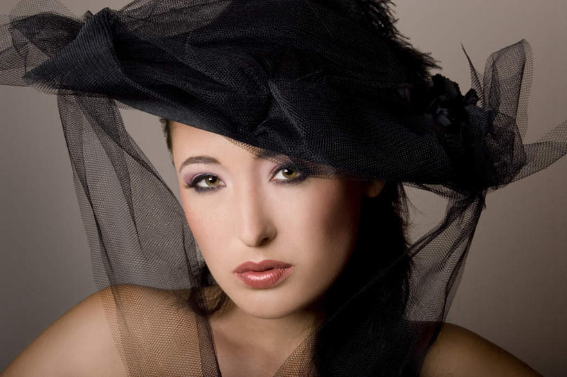 西方人,一个人,站,横图,室内,白天,正面,帽子,欧洲,欧洲人,仅一个年轻女性,仅一个女性,仅一个人,礼帽,站着,摄影,影棚,褐色背景,年轻女性,女人,女性,白种人,站立,半身,彩图,影棚拍摄,拍摄