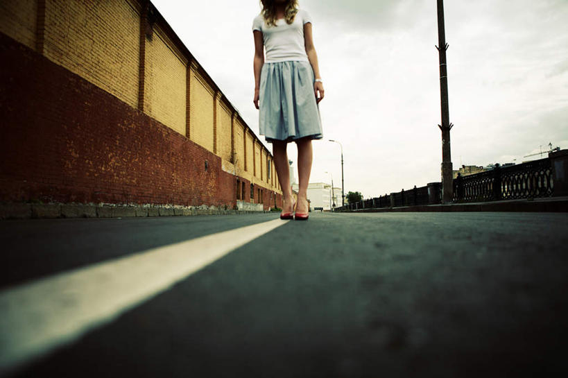 西方人,一个人,站,横图,室外,白天,仰视,鞋,裙子,道路,路,公路,鞋子,欧洲,欧洲人,仅一个年轻女性,仅一个女性,仅一个人,连衣裙,乌云,云,阴天,云朵,分界线,皮革,停车线,交通,云彩,天空,天,站着,车行道,车行道分界线,昏暗,阴沉,标线,车行线,年轻女性,女人,女性,白种人,马路,站立,半身,彩图,低角度拍摄,皮鞋