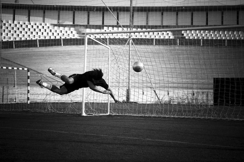 西方人,一个人,体育馆,运动场,跳,横图,俯视,黑白,室外,白天,足球,草地,草坪,植物,窗户,落地窗,欧洲,欧洲人,仅一个男性,仅一个人,仅一个中年男性,一排,许多,阴影,服装,整齐,光线,球门,影子,墙,足球装备,很多,注视,休闲装,运动器械,体育场,扑,玻璃窗,墙壁,墙面,草,排列,一个,衣服,绿色,阳光,观察,看,休闲,休闲服,健身器械,服饰,单个,观看,察看,队列,关注,健身器材,运动馆,蹴鞠,足球运动,男人,男性,中年男性,白种人,跳跃,高角度拍摄,全身,运动器材