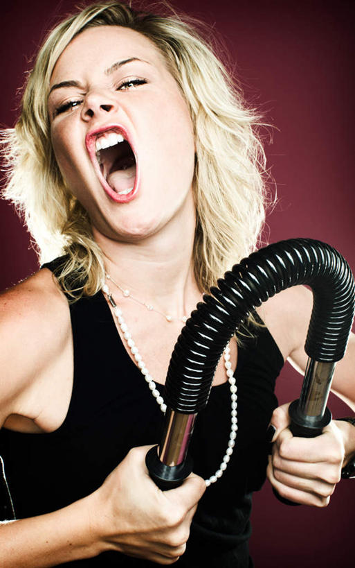 西方人,一个人,站,竖图,俯视,室内,白天,房间,项链,欧洲,欧洲人,仅一个女性,仅一个人,阴影,服装,时间,光线,时钟,手表,影子,墙,灯光,计时,注视,休闲装,墙壁,墙面,装饰品,衣服,红色,饰品,首饰,钟表,观察,回头,看,站着,转头,仅一个中年女性,休闲,休闲服,表,服饰,观看,腕表,察看,关注,拉力器,女人,女性,中年女性,白种人,钟,站立,半身,彩图,高角度拍摄