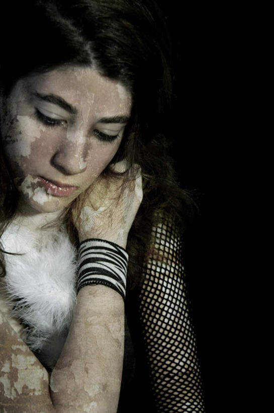 西方人,一个人,站,举,哭,竖图,俯视,室内,白天,房间,羽毛,欧洲,欧洲人,仅一个年轻女性,仅一个女性,仅一个人,阴影,服装,轻盈,柔软,光线,影子,墙,灯光,注视,休闲装,墙壁,墙面,衣服,低头,观察,看,托,站着,休闲,生病,休闲服,服饰,观看,察看,关注,轻柔,抱病,白癜风,年轻女性,女人,女性,白种人,举起,举手,举着,向上举,向上伸,向上托,站立,半身,彩图,高角度拍摄,哭泣,哭啼