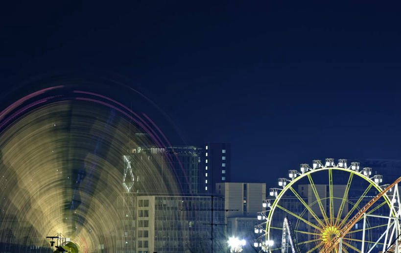 无人,高楼大厦,横图,俯视,室外,夜晚,度假,美景,城市风光,城市,大厦,建筑,摩天大楼,德国,欧洲,阴影,光线,影子,景观,摩天轮,灯光,汉堡,娱乐,蓝色,蓝天,天空,天,享受,休闲,景色,放松,晴朗,西欧,万里无云,德意志联邦共和国,费里斯大转轮,汉堡市,晴空,晴空万里,彩图,高角度拍摄,大楼,高层建筑,高楼,海港,摩天楼