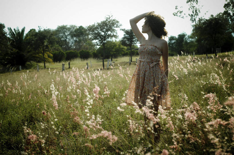 西方人,一个人,栏杆,站,举,横图,室外,白天,正面,裙子,草地,草坪,花海,花圃,植物,叶子,欧洲,欧洲人,仅一个女性,仅一个人,许多,阴影,连衣裙,盛开,光线,影子,围栏,地面,很多,凌乱,花蕾,注视,护栏,草,花,花瓣,花朵,花卉,鲜花,树,树木,绿色,阳光,自然,抹胸,花丛,花束,花田,花苞,花蕊,观察,回头,看,托,站着,转头,仅一个中年女性,生长,成长,观看,察看,混乱,关注,抹胸裙,纷乱,缭乱,庞杂,女人,女性,中年女性,白种人,举起,举手,举着,向上举,向上伸,向上托,站立,彩图,全身