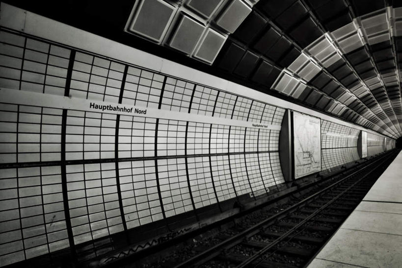 无人,横图,黑白,室外,白天,正面,烹饪,西餐,餐桌,天花板,桌子,路,铁路,车站,阴影,光线,影子,墙,汉堡,料理,食品,轨道,站台,交通,铁轨,菜肴,美食,月台,墙壁,墙面,食物,阳光,快餐,西式,运输,佳肴,餐台,西式快餐,垃圾食品