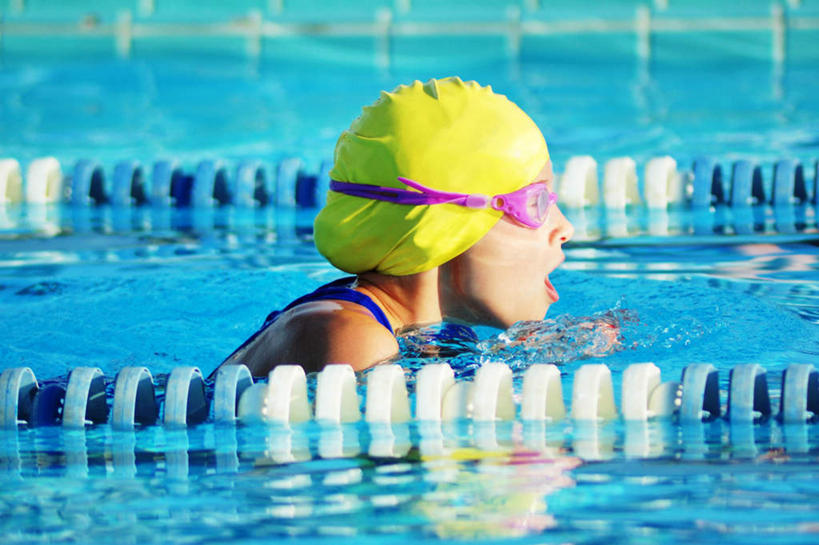 蛙泳,西方人,儿童,一个人,体育馆,游泳池,横图,室外,白天,侧面,锻炼,纯洁,安全,运动,水,欧洲,欧洲人,仅一个女性,仅一个人,一副,环绕,围绕,眼镜,水池,水面,防护,环抱,泳池,小孩,红色,蓝色,仅一个小孩,可爱,童年,童趣,浮标,缭绕,护目镜,保护,游泳馆,保险,童真,烂漫,无邪,保全,周全,安稳,安定,安全防护眼镜,平安,体育,天真,女孩,女人,女性,白种人,孩子,半身,彩图,泳衣,健身,防护眼镜,女生