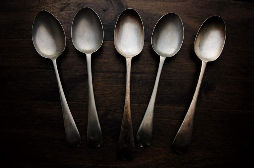 无人,横图,俯视,室内,白天,金属制品,一排,许多,黑色背景,整齐,金属,勺子,很多,排列,调羹,汤匙,摄影,影棚,五把,队列,彩图,高角度拍摄,影棚拍摄,拍摄
