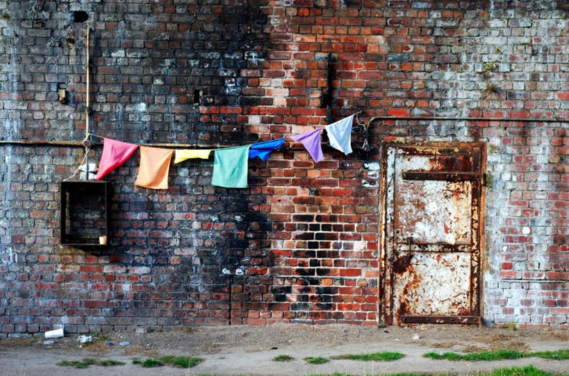 无人,横图,室外,白天,正面,道路,路,许多,吊挂,悬挂,纺织物,墙,小路,交通,很多,挂,墙壁,墙面,巷子,红色,蓝色,白色,黑色,毛巾,清洁,橙色,肮脏,乡间小路,保暖,透气,防水,邋遢,龌龊,污秽,储水,耐磨,吸水,恶浊,彩图