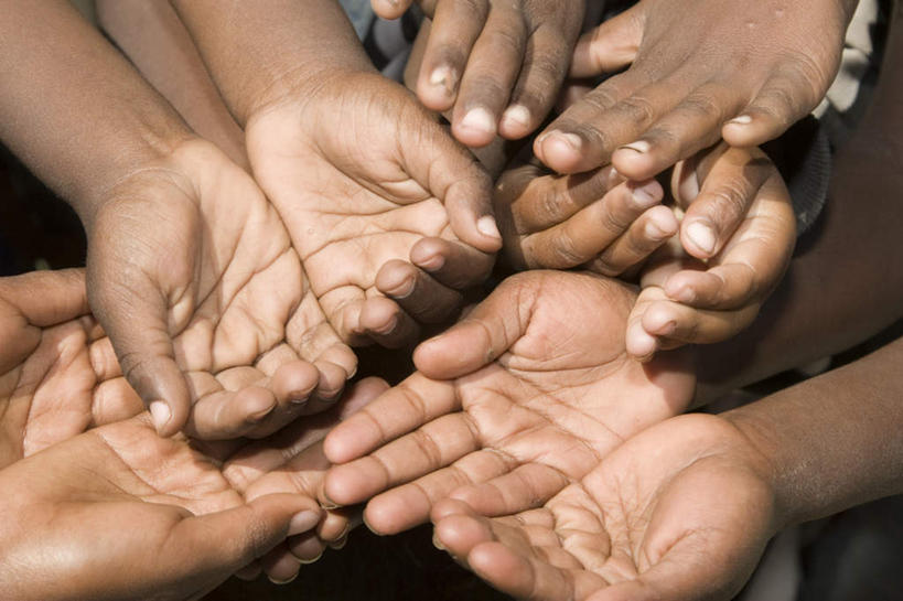 西方人,儿童,手,手掌,交叉,横图,俯视,室外,白天,欧洲,非洲,埃塞俄比亚,黑人,欧洲人,许多,很多,许多人,拾荒者,小孩,一群人,手部,乞丐,乞讨,相交,交集,阿非利加洲,叫花子,叫化子,埃塞俄比亚联邦民主共和国,男孩,男人,男性,非洲人,孩子,半身,彩图,高角度拍摄,男生