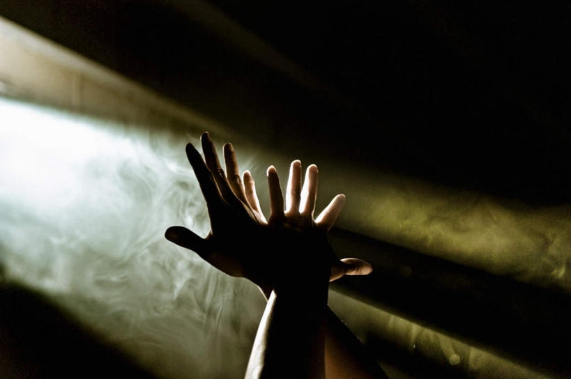 西方人,手,一个人,跳舞者,双手交叉,横图,室内,白天,正面,跳舞,欧洲,欧洲人,仅一个年轻女性,仅一个女性,仅一个人,阴影,朦胧,模糊,光线,影子,背光,黄色,阳光,手部,舞姿,逆光,尤物,年轻女性,女人,女性,白种人,舞蹈家,舞蹈演员,舞者,半身,彩图,舞蹈,佳丽,丽人,美人