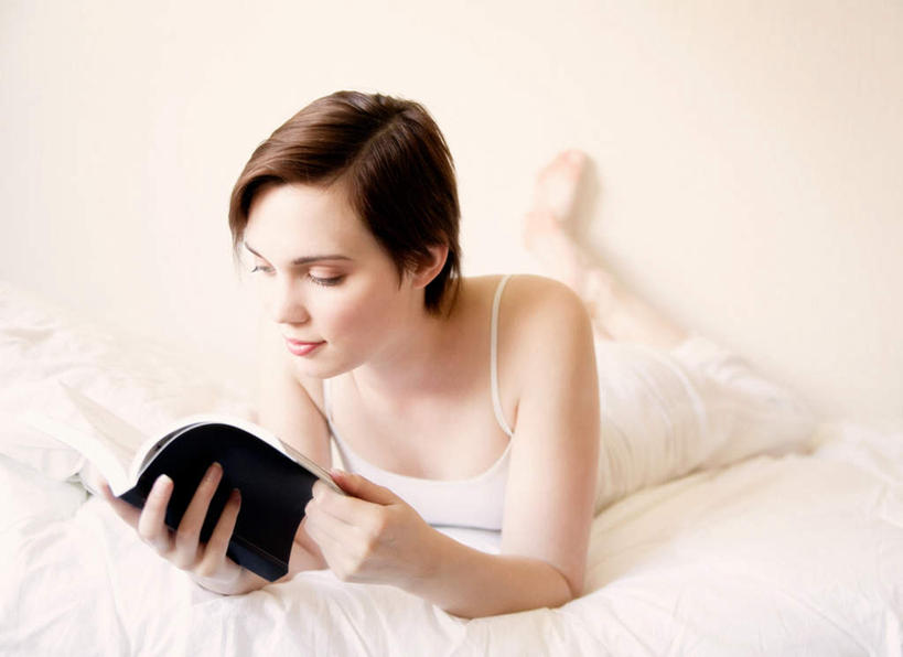 西方人,脸,头,眼睛,鼻子,嘴,脸颊,眉毛,睫毛,一个人,横图,室内,白天,正面,看书,阅读,床,书籍,欧洲,欧洲人,瞳孔,仅一个年轻女性,仅一个女性,仅一个人,一本,学习,朦胧,模糊,床单,注视,被子,书本,打开,翻开,观察,看,趴着,读书,浏览,眼部,单人床,观看,察看,被单,关注,掀开,年轻女性,女人,女性,白种人,头部,鼻,睫,脸部,脸蛋,眉,面部,眼,眼睫毛,眼眉,嘴巴,嘴唇,书,图书,趴,彩图,全身,眼眉毛