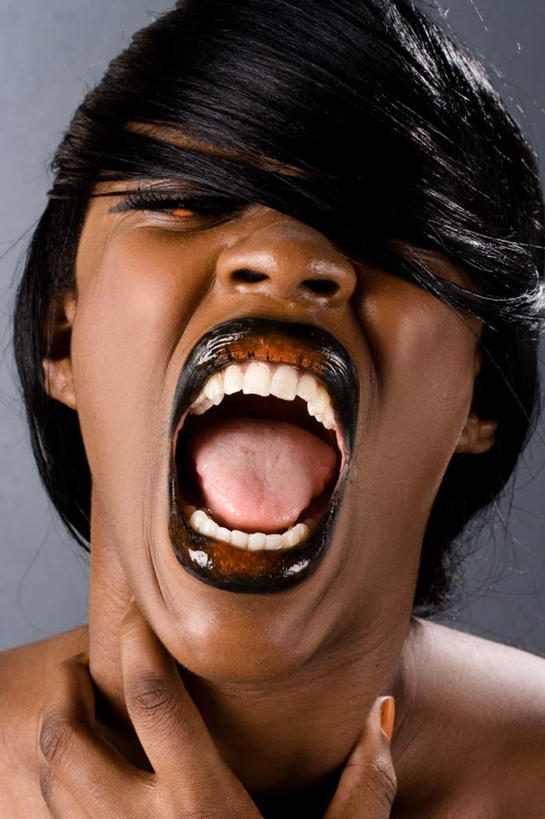 西方人,脸,头,眼睛,鼻子,嘴,脸颊,眉毛,睫毛,手,一个人,模特,闭眼,竖图,室内,特写,白天,正面,化妆,时尚,性感,欧洲,非洲,黑人,欧洲人,瞳孔,仅一个年轻女性,仅一个女性,仅一个人,握,紫色背景,漂亮,绿色,张嘴,手部,诱惑,握着,眼部,摄影,影棚,单手,惊恐,勾引,时髦,张大嘴巴,惊慌,恐慌,时兴,引诱,惊骇,妖媚,尤物,年轻女性,女人,女性,非洲人,头部,鼻,睫,脸部,脸蛋,眉,面部,眼,眼睫毛,眼眉,嘴巴,嘴唇,张开嘴,模特儿,闭眼睛,闭着眼,闭着眼睛,半身,彩图,影棚拍摄,拍摄,眼眉毛,佳丽,丽人,美人