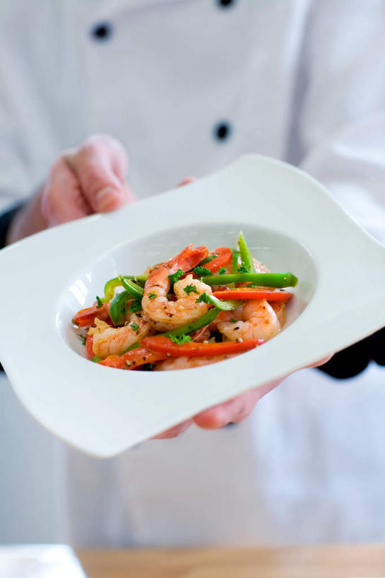 西方人,手,一个人,厨师,捧,竖图,俯视,室内,白天,辣椒,蔬菜,餐具,欧洲,欧洲人,仅一个男性,仅一个人,仅一个中年男性,许多,新鲜,碟子,盘,虾,食品,很多,食物,一只,盘子,碟,手部,有机食品,绿色食品,混合,彩椒,辣角,红海椒,大椒,辣虎,广椒,盛放,混淆,夹杂,男人,男性,中年男性,白种人,厨师长,厨子,大厨,主厨,甜椒,柿子椒,辣子,海椒,番椒,灯笼椒,端,端着,捧着,手捧,半身,彩图,高角度拍摄