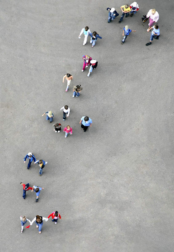 走,竖图,俯视,航拍,室外,白天,度假,美景,城市风光,城市,道路,街道,路,公路,景观,交通,许多人,娱乐,行走,一群人,享受,休闲,路面,景色,放松,鸟瞰,马路,步行,走路,彩图,高角度拍摄,全身