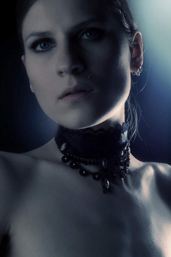 西方人,脸,头,眼睛,鼻子,嘴,耳朵,脸颊,眉毛,睫毛,一个人,站,竖图,室内,特写,白天,正面,神秘,项链,欧洲,欧洲人,瞳孔,仅一个年轻女性,仅一个女性,仅一个人,阴影,反射,影子,注视,装饰品,黑色,饰品,首饰,观察,看,站着,眼部,观看,疑问,严肃,察看,庄重,关注,含蓄,沉静,中间色,年轻女性,女人,女性,白种人,头部,鼻,鼻孔,耳,耳部,睫,口,口腔,脸部,脸蛋,眉,面部,眼,眼睫毛,眼眉,嘴巴,嘴唇,站立,半身,彩图,眼眉毛