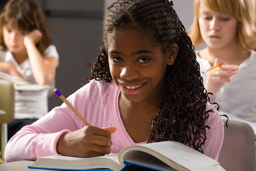 西方人,儿童,脸,头,眼睛,鼻子,嘴,耳朵,脸颊,眉毛,睫毛,一个人,学校,笑,微笑,露齿笑,横图,室内,白天,正面,看书,阅读,桌子,书籍,欧洲,欧洲人,瞳孔,仅一个女性,仅一个人,学习,阴影,反射,笔,影子,墙,办公用品,注视,书桌,校园,墙壁,墙面,文具,小孩,课桌,学习用品,书本,观察,看,仅一个小孩,教室,读书,浏览,眼部,观看,文具用品,察看,关注,女孩,女人,女性,白种人,孩子,头部,鼻,鼻孔,耳,耳部,睫,口,口腔,脸部,脸蛋,眉,面部,眼,眼睫毛,眼眉,嘴巴,嘴唇,书,图书,半身,彩图,眼眉毛,女生