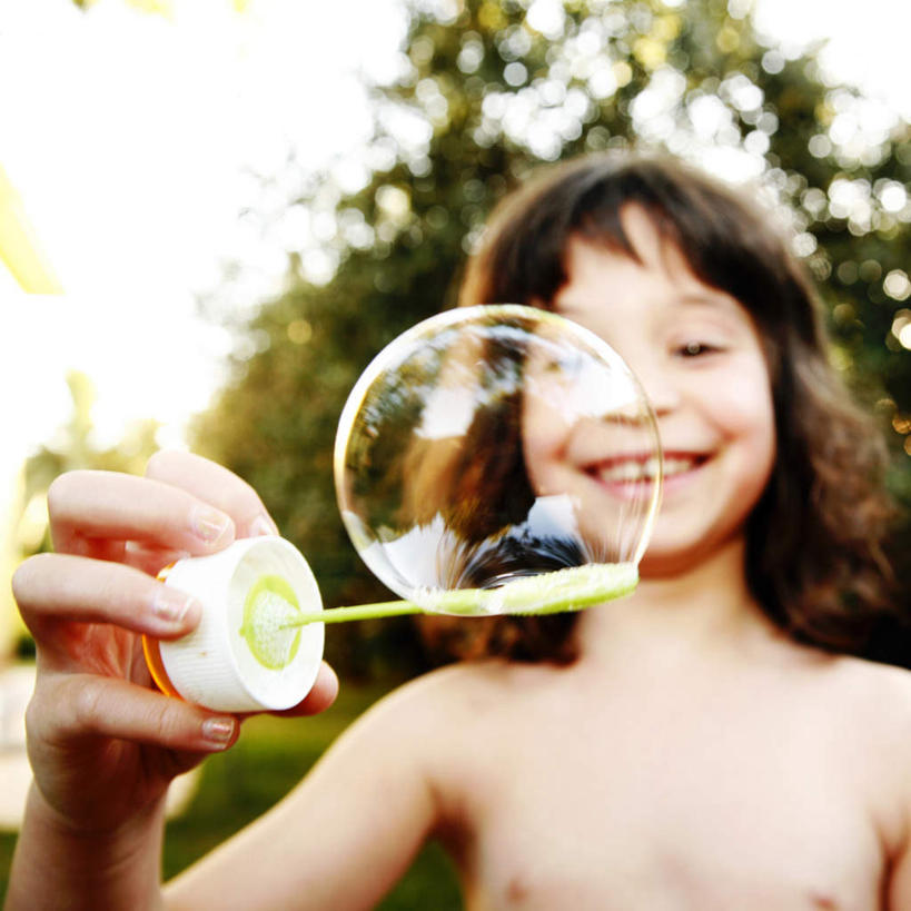 西方人,儿童,赤膊,一个人,站,笑,微笑,露齿笑,方图,室外,特写,白天,仰视,植物,欧洲,欧洲人,仅一个女性,仅一个人,握,阴影,朦胧,模糊,光线,影子,拿,拿着,树,树木,小孩,绿色,阳光,自然,泡泡,站着,仅一个小孩,握着,生长,成长,女孩,女人,女性,白种人,孩子,站立,半身,彩图,低角度拍摄,女生