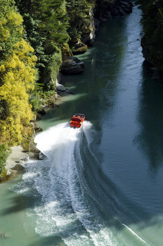 无人,竖图,俯视,室外,白天,河流,树林,水,植物,船,阴影,波纹,飞溅,溅,光线,液体,影子,河水,水滴,水流,水珠,树,树木,一个,绿色,水纹,阳光,自然,船尾波,交通工具,波浪,生长,单个,成长,喷洒,载具,气垫船,彩图,高角度拍摄