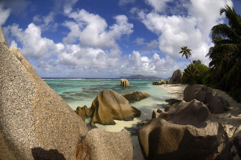 无人,横图,室外,白天,正面,旅游,度假,石头,美景,沙滩,植物,阴影,光线,沙子,石子,影子,海岸,景观,水平线,云,云朵,辽阔,海平线,沙地,云彩,娱乐,树,树木,蓝色,绿色,白云,蓝天,天空,阳光,自然,天,享受,休闲,广阔,景色,放松,生长,晴朗,成长,一望无际,自然风光,无边无际,一马平川,马埃岛,海滩,石块,岩石,晴空,彩图,水天相接,水天一线