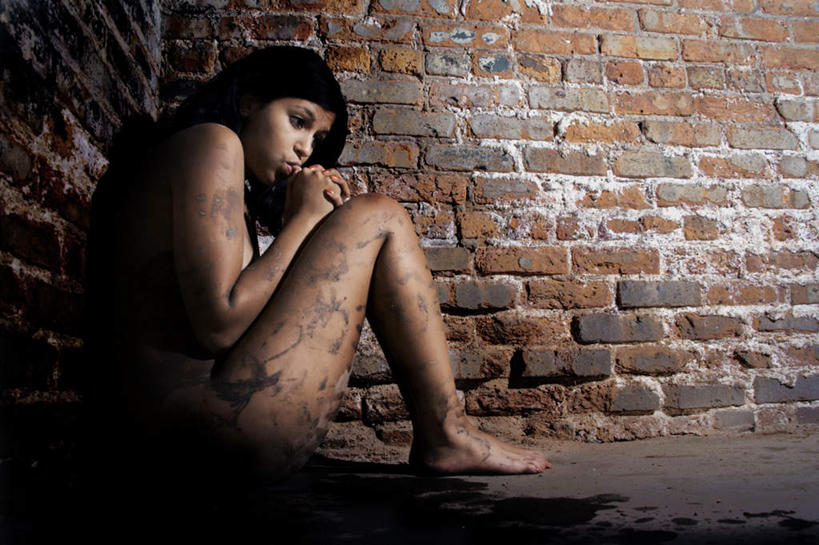 西方人,脸,头,脸颊,裸体,一个人,坐,横图,室外,白天,正面,欧洲,欧洲人,仅一个年轻女性,仅一个女性,仅一个人,破旧,陈旧,墙,墙壁,墙面,陈腐,赤身,年轻女性,女人,女性,白种人,头部,脸部,脸蛋,面部,坐着,彩图,全身