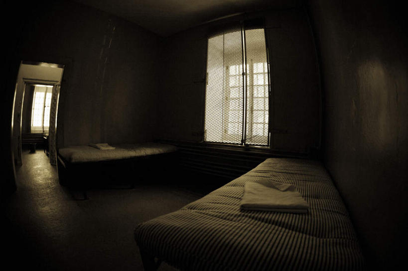 无人,横图,室内,白天,正面,窗户,床,墙,床单,被子,玻璃窗,墙壁,墙面,铁丝,监狱,单人床,被单,监禁,束缚,关押,监牢,牢狱,监管,禁闭,看守,彩图