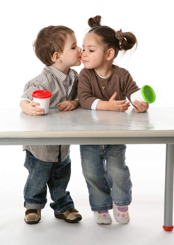 西方人,儿童,脸,头,脸颊,手,两个人,站,吻,竖图,室内,白天,白色背景,正面,纯洁,桌面,桌子,欧洲,欧洲人,握,服装,大理石,拿,拿着,休闲装,相视,小孩,衣服,站着,休闲,面对面,手部,休闲服,可爱,童年,童趣,握着,摄影,服饰,影棚,对视,相对,童真,陶土,烂漫,无邪,相看,大理石制品,天真,男孩,男人,男性,女孩,女人,女性,白种人,头部,脸部,脸蛋,面部,亲,亲吻,站立,彩图,全身,影棚拍摄,拍摄,男生,女生