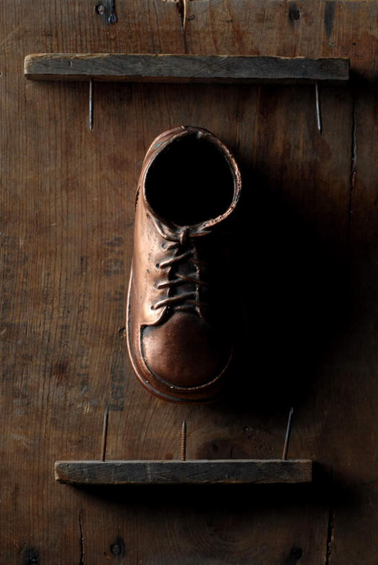无人,竖图,室内,特写,白天,正面,静物,鞋子,金属制品,吊挂,悬挂,金属,木制,钉子,墙,挂,靴子,墙壁,墙面,一个,木制品,单个,五金,紧固,牛仔靴,牢固,彩图,稳固