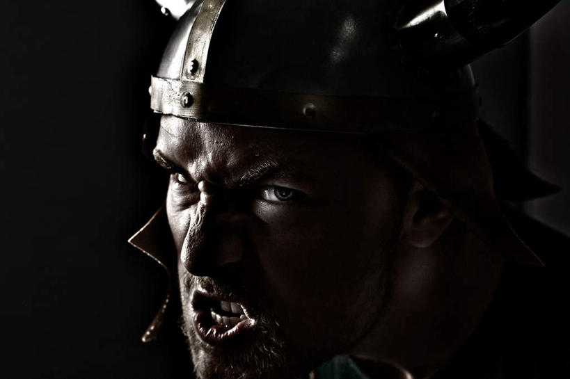 西方人,脸,头,脸颊,一个人,横图,室内,特写,白天,侧面,帽子,欧洲,欧洲人,仅一个男性,仅一个人,节日,生气,庆祝,头盔,文化,仅一个年轻男性,安全帽,庆典,万圣节,愤怒,海盗,纪念,发怒,情绪,脾气,忿怒,怨恨,强烈,激动,男人,男性,年轻男性,白种人,头部,脸部,脸蛋,面部,半身,彩图