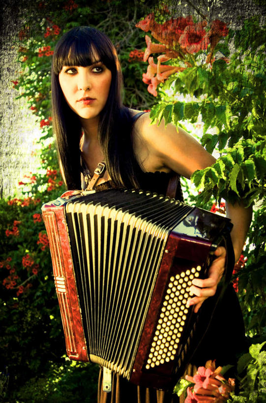 西方人,脸,头,脸颊,手,一个人,站,竖图,室外,特写,白天,正面,裙子,键盘,欧洲,欧洲人,仅一个年轻女性,仅一个女性,仅一个人,握,连衣裙,手风琴,拿,拿着,注视,管风琴,抹胸,观察,看,站着,手部,握着,观看,察看,键盘乐器,关注,抹胸裙,年轻女性,女人,女性,白种人,头部,脸部,脸蛋,面部,站立,半身,彩图