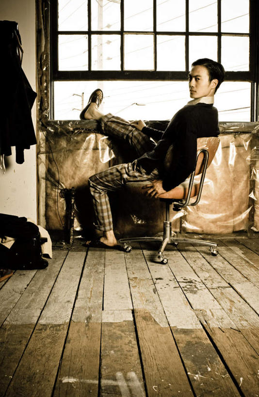 东方人,一个人,坐,竖图,室内,白天,侧面,窗户,地板,亚洲,仅一个男性,仅一个人,抬,破旧,陈旧,木制,地面,注视,黄种人,木地板,玻璃窗,仅一个年轻男性,黑色,木制品,打开,观察,看,观看,察看,开启,关注,抬着,男人,男性,年轻男性,亚洲人,坐着,彩图,全身,短发