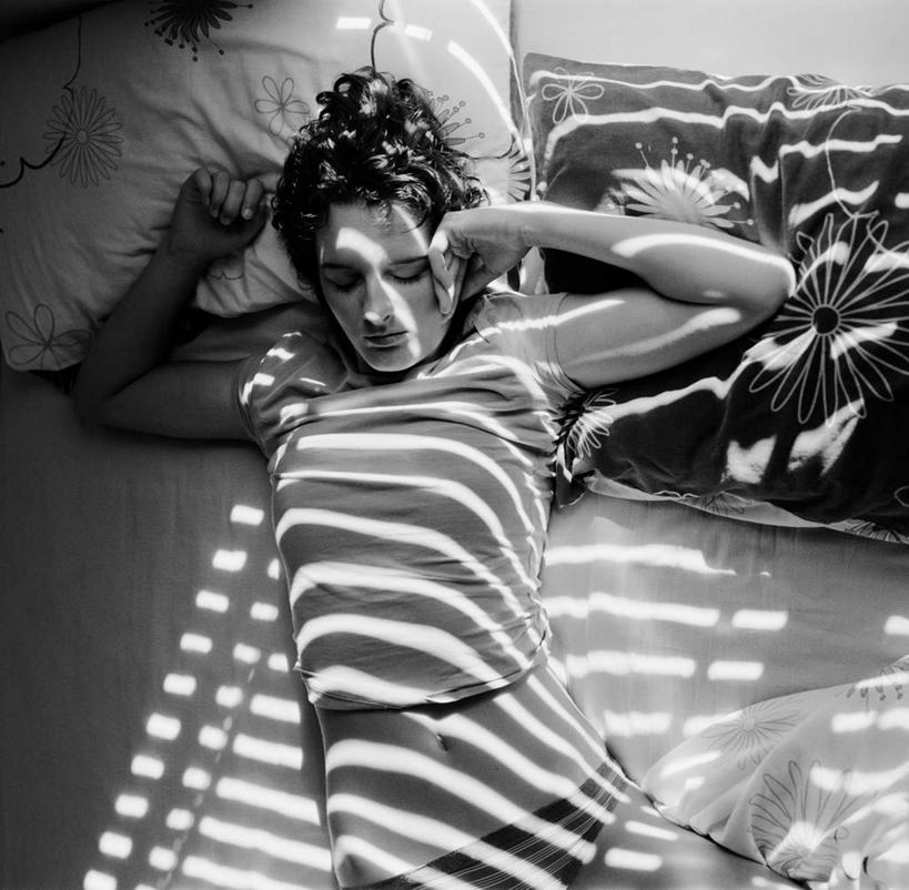 西方人,一个人,躺,闭眼,横图,俯视,黑白,室内,白天,纯洁,太阳,床,欧洲,欧洲人,仅一个年轻女性,仅一个女性,仅一个人,阴影,服装,光线,影子,双人床,床单,休闲装,被子,衣服,白色,阳光,休闲,休闲服,可爱,童年,童趣,服饰,哈欠,被单,童真,烂漫,无邪,卧着,天真,年轻女性,女人,女性,白种人,闭眼睛,闭着眼,闭着眼睛,躺着,卧,半身,高角度拍摄