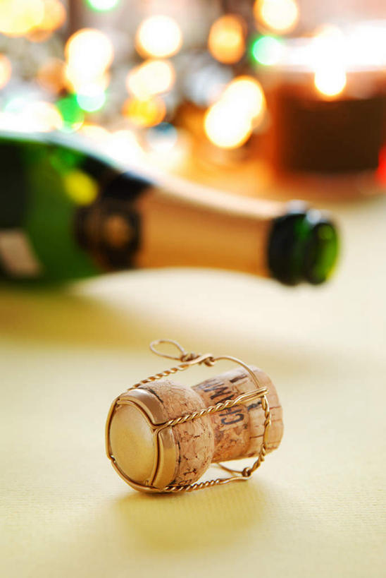 无人,竖图,俯视,室内,特写,夜晚,蜡烛,许多,朦胧,模糊,木制,火焰,烛光,软木塞,燃烧,红酒瓶,玻璃制品,酒瓶,一个,玻璃瓶,木制品,瓶子,点燃,瓶塞,单个,彩图,高角度拍摄