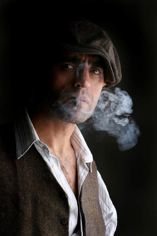 西方人,一个人,吸烟,竖图,室内,特写,白天,正面,帽子,欧洲,欧洲人,仅一个男性,仅一个人,许多,黑色背景,烟雾,扭头,注视,运动帽,仅一个年轻男性,观察,看,转头,鸭舌帽,摄影,影棚,观看,察看,关注,一顶,男人,男性,年轻男性,白种人,抽烟,半身,彩图,影棚拍摄,拍摄