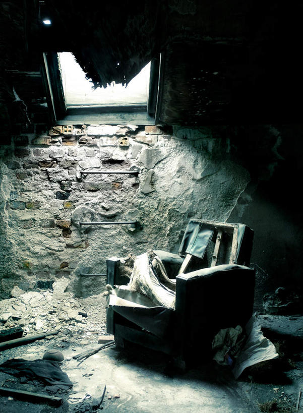 无人,家,竖图,俯视,室内,白天,一幢,阴影,古老,光线,影子,房屋,屋子,破坏,楼房,破损,住宅,阳光,肮脏,损坏,邋遢,龌龊,污秽,陈腐,彩图,高角度拍摄,房子