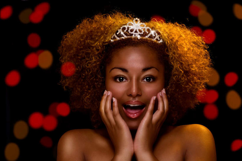 西方人,脸,头,脸颊,一个人,举,横图,室内,白天,正面,皇冠,欧洲,非洲,黑人,欧洲人,仅一个年轻女性,仅一个女性,仅一个人,装饰,注视,观察,看,托,张嘴,观看,华丽,修饰,点缀,权威,察看,头冠,高贵,关注,张大嘴巴,衬托,美观,雅致,雅观,权力,统治,年轻女性,女人,女性,非洲人,头部,脸部,脸蛋,面部,王冠,张开嘴,举起,举手,举着,向上举,向上伸,向上托,半身,彩图