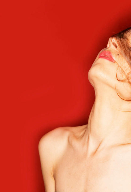 西方人,一个人,竖图,室内,白天,正面,欧洲,欧洲人,仅一个年轻女性,仅一个女性,仅一个人,红色背景,裸露,摄影,影棚,赤裸,裸,年轻女性,女人,女性,白种人,抬头,仰头,半身,彩图,影棚拍摄,拍摄