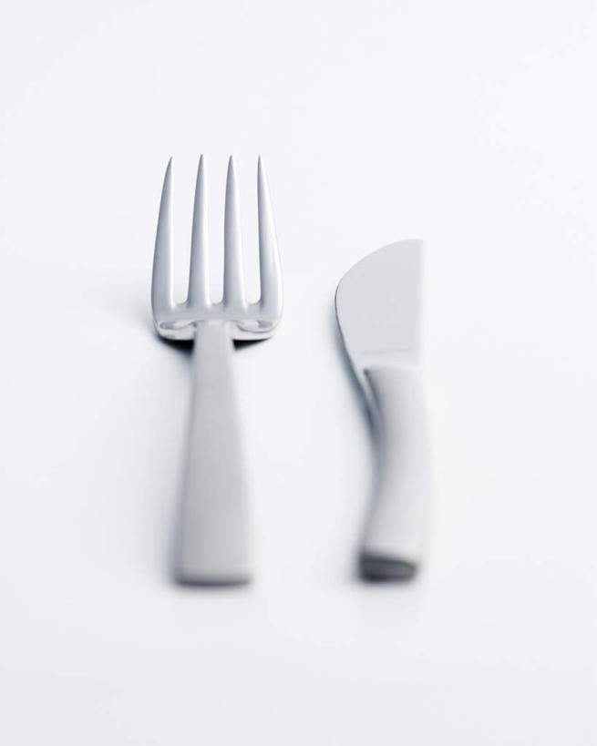 无人,竖图,俯视,室内,特写,白天,白色背景,静物,餐具,金属制品,一排,整齐,金属,叉子,刀叉,刀子,排列,摄影,影棚,队列,餐刀,餐叉,进餐用具,彩图,高角度拍摄,影棚拍摄,拍摄