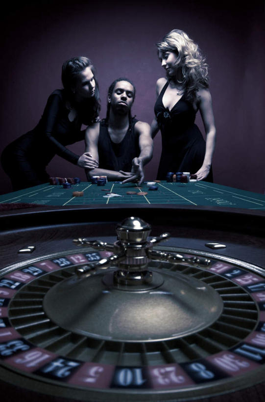 西方人,三个人,站,坐,竖图,室内,白天,正面,游戏,赌博,贪欲,竞争,欧洲,欧洲人,墙,玩,注视,娱乐,刺激,墙壁,墙面,观察,看,站着,休闲,赌场,观看,活动,轮盘,察看,发泄,关注,消遣,智力,赌具,博彩,投机,侥幸,欲望,宣泄,轮盘赌,男人,男性,年轻男性,年轻女性,女人,女性,白种人,玩耍,嬉戏,站立,坐着,半身,彩图,胜负,输赢,娱乐场