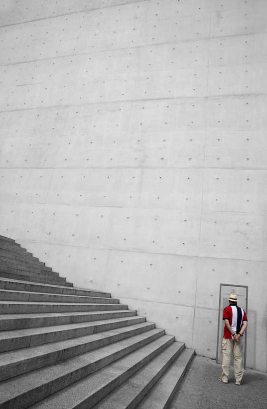 西方人,一个人,站,竖图,室外,白天,楼梯,德国,欧洲,欧洲人,仅一个男性,仅一个人,阶梯,墙,首都,柏林,墙壁,墙面,台阶,仅一个年轻男性,背面,站着,西欧,德意志联邦共和国,柏林州,男人,男性,年轻男性,白种人,站立,彩图,全身