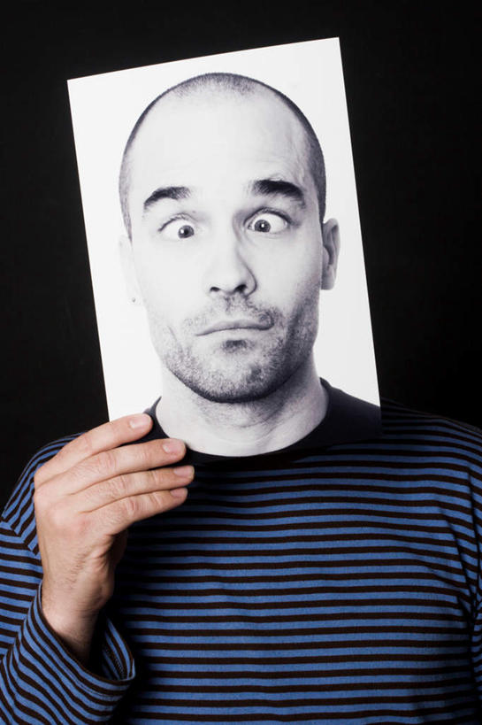 西方人,眼睛,一个人,举,竖图,照片,室内,白天,正面,欧洲,欧洲人,瞳孔,仅一个男性,仅一个人,握,灰色背景,服装,拿,拿着,休闲装,仅一个年轻男性,衣服,灰色,托,休闲,休闲服,握着,眼部,摄影,服饰,影棚,斗鸡眼,对眼,内斜,男人,男性,年轻男性,白种人,眼,相片,举起,举手,举着,向上举,向上伸,向上托,半身,彩图,影棚拍摄,拍摄,照相,短发