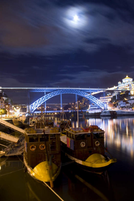 无人,高楼大厦,竖图,室外,夜晚,正面,度假,河流,美景,水,城市风光,城市,大桥,大厦,建筑,立交桥,路灯,摩天大楼,桥梁,船,照明,葡萄牙,欧洲,波纹,河水,景观,水流,月亮,高架,建筑群,斜拉桥,桥,灯光,木船,月光,娱乐,建设,波尔图,灯,水纹,天空,交通工具,波浪,天,享受,休闲,景色,放松,明亮,照亮,舟,照明设备,南欧,载具,皎洁,葡萄牙共和国,路易斯一世桥,彩图,大楼,高层建筑,高楼,摩天楼