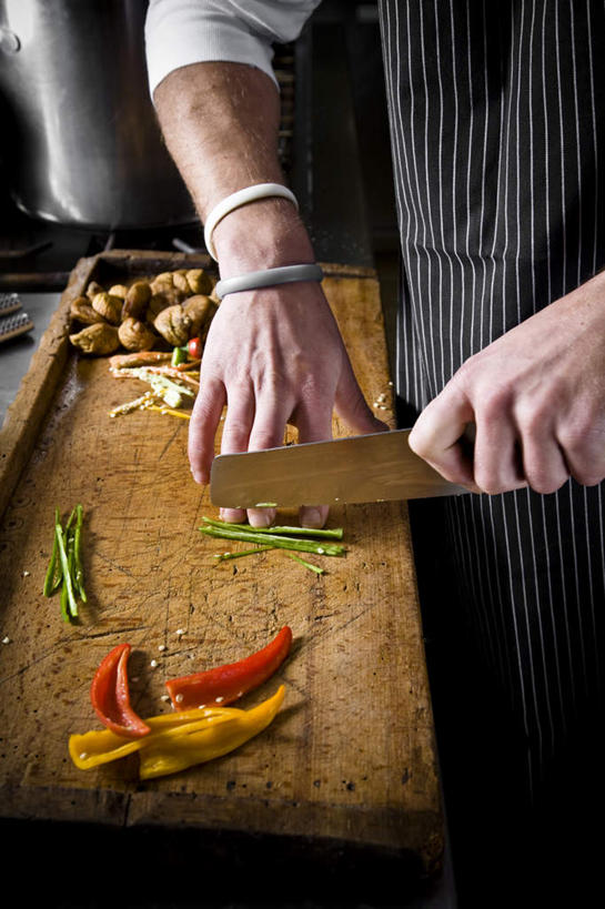 西方人,一个人,站,竖图,俯视,室内,白天,姜,辣椒,蔬菜,金属制品,欧洲,欧洲人,仅一个男性,仅一个人,仅一个中年男性,切开,握,服装,新鲜,装饰,金属,工具,食品,刀具,拿,拿着,休闲装,黄椒,食物,衣服,刀,切,站着,休闲,休闲服,握着,服饰,手镯,有机食品,绿色食品,华丽,修饰,点缀,菜刀,剖面,切面,辣角,红海椒,大椒,辣虎,广椒,衬托,美观,雅致,雅观,切菜刀,男人,男性,中年男性,白种人,生姜,老姜,辣子,红辣椒,海椒,番椒,站立,半身,彩图,高角度拍摄