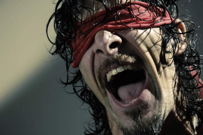 西方人,脸,头,脸颊,皱纹,头发,一个人,横图,室外,特写,白天,正面,欧洲,欧洲人,仅一个男性,仅一个人,仅一个中年男性,生气,红色,张嘴,遮,遮掩,愤怒,潮湿,散乱,掩盖,遮挡,发怒,面罩,情绪,脾气,张大嘴巴,遮盖,忿怒,怨恨,强烈,掩饰,湿润,激动,男人,男性,中年男性,白种人,头部,脸部,脸蛋,面部,张开嘴,半身,彩图,眩光