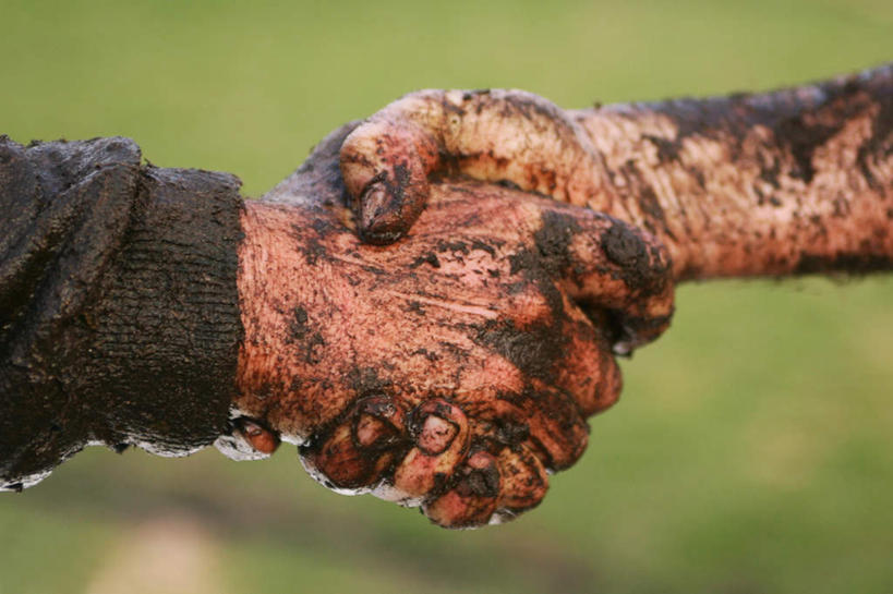 西方人,手,两个人,伙伴,朋友,握手,横图,室外,特写,白天,正面,友谊,欧洲,欧洲人,朦胧,模糊,两只,手部,肮脏,邋遢,龌龊,污秽,友情,男人,男性,中年男性,白种人,搀手,拉手,手搀手,手拉手,手牵手,手握手,半身,彩图