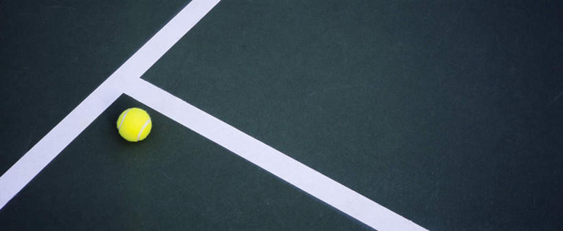 无人,横图,俯视,室外,特写,白天,网球,静物,阴影,反射,白线,界线,影子,网球装备,球形,运动器械,球,一个,绿色,球体,健身器械,单个,界限,边界,健身器材,彩图,高角度拍摄,运动器材