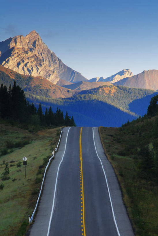无人,竖图,室外,白天,正面,旅游,度假,草地,草坪,美景,山,山脉,植物,道路,路,公路,加拿大,阴影,光线,影子,景观,山峰,分界线,停车线,交通,山峦,娱乐,草,黄色,蓝色,绿色,蓝天,天空,阳光,自然,群山,天,享受,休闲,景色,放松,晴朗,车行道,车行道分界线,北美,北美洲,自然风光,标线,美洲,车行线,万里无云,洛矶山脉,落基山脉,北亚美利加洲,亚美利加洲,亚伯达盆地,晴空,晴空万里,马路,彩图